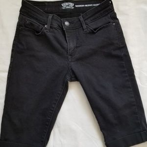 Signature Levi's Modern Skinny Rolled Hem Shorts